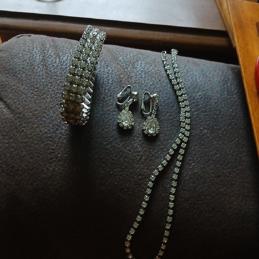 Elegant Silver Jewelry Set with Crystals